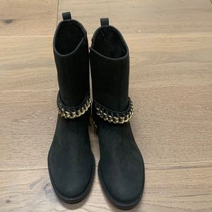 Black boots with gold chain